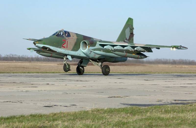 Военкоры: Российские летчики смогли вернуть подбитый вражеским ПВО самолет Су-25 на аэродром и потушить двигатель
