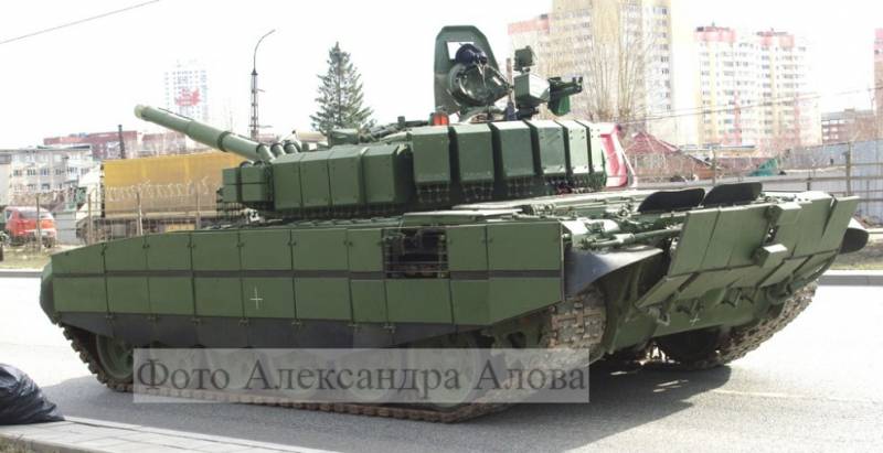 Корма корпуса и башни модернизированного Т-72Б3 обр. 2022 года. Динамическая защита сплошняком