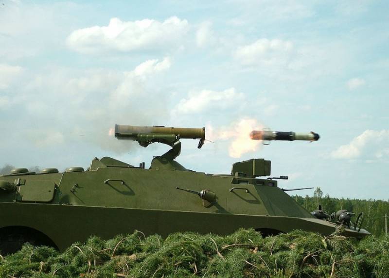 Поражение ПТУРом украинской МТ-ЛБ с боевиками «на броне» попало в кадр