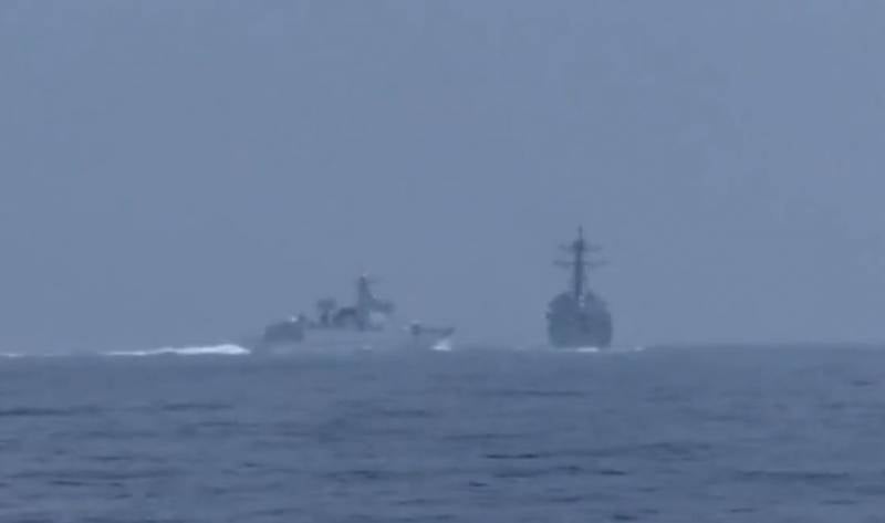 Китайский эсминец попытался перехватить американский боевой корабль в Тайваньском проливе
