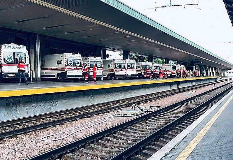 В Киеве большое количество машин «скорой помощи» загнали прямо на перрон ж.д. вокзала в ожидании прибытия поезда с тяжелоранеными