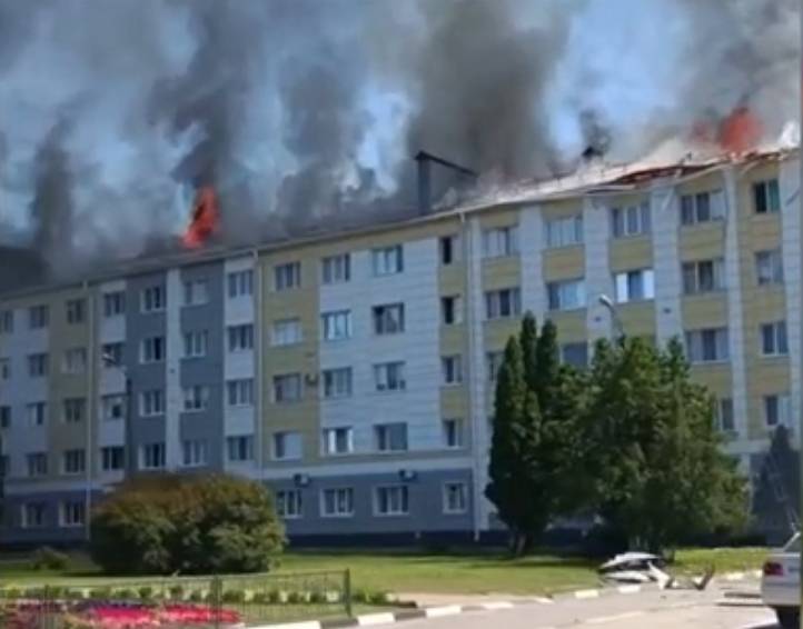 В Шебекино в результате обстрелов ВСУ загорелось жилое здание