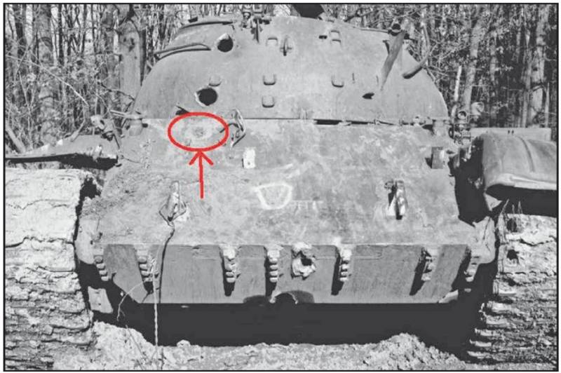 Попадание кумулятивного 125-мм снаряда по верхней лобовой детали корпуса Т-54/55. Кумулятивная струя пробила лобовую броню, поразила бак-стеллаж с боеприпасами и топливом, остановившись в башенном погоне. В такой ситуации заряжающий условно погиб, а наводчик и командир могли бы отделаться ранениями или вовсе не пострадать. Однако наличие боевых выстрелов в баке-стеллаже гарантировано привело бы к уничтожению как танка, так и экипажа в целом.