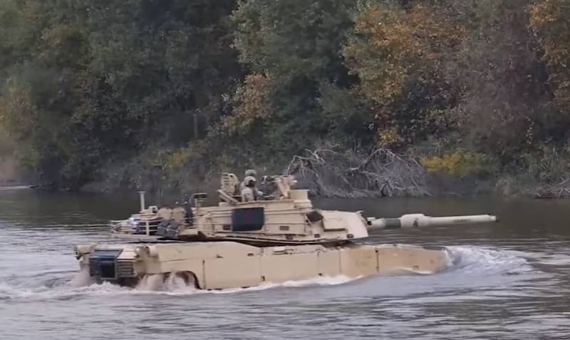 Американский танк M1A2 Abrams демонстрирует способность преодолевать водную преграду
