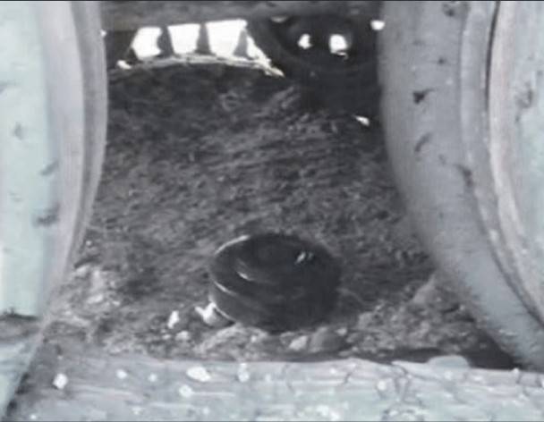 Размещение противотанковой мины UKA-63 под днищем танка