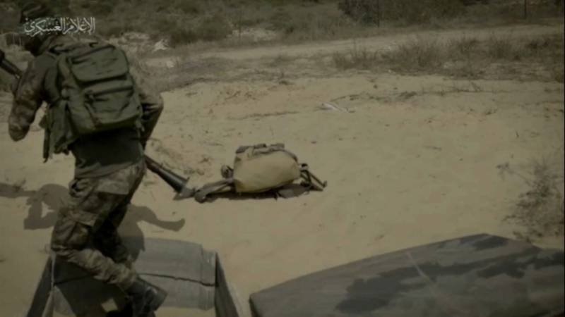 Кадр из видео, на котором бойцы ХАМАС проводят тренировку по организации засады из тоннеля на танковое подразделение противника