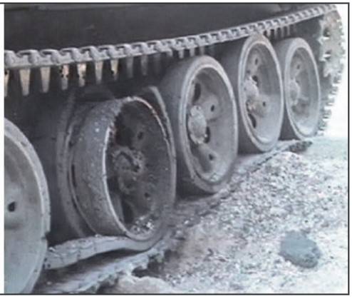 Повреждение опорного катка Т-54 после подрыва мины МОН-200