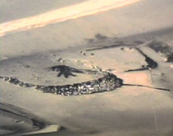 Пробоина и деформация днища, оставленные миной UKA-63 после детонации под моторно-трансмиссионным отсеком