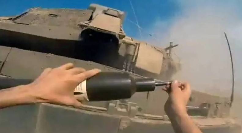 Ярчайший пример последствий плохого обзора из танка: хамасовец смог в полный рост подбежать и установить на него взрывное устройство
